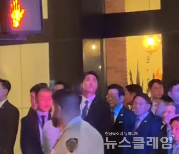 25일 미국 뉴욕 유엔총회장 앞에서 트럼프 미국 대통령의 경호 행렬로 인해 이재명 대한민국 대통령도 도보로 이동하는 모습이 포착됐다. 사진=틱톡 영상 캡쳐