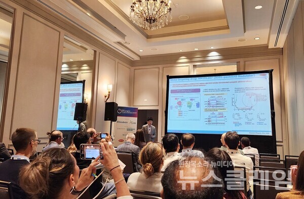 한미약품 ONCO임상팀 노영수 이사(가운데)가 17일(현지시각) 미국 보스턴에서 열린 제7회 RAS 표적 신약개발 국제학술대회에서 차세대 표적항암 혁신신약으로 개발 중인 ‘SOS1-KRAS 상호작용 저해제(HM101207)’의 연구 내용을 구연으로 발표하고 있다. 한미약품 제공