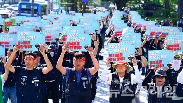 26일 오후 서울 용산 대통령 집무실 앞에서 개최된 '발전 비정규직 노동자 총파업대회'. 사진=공공운수노조