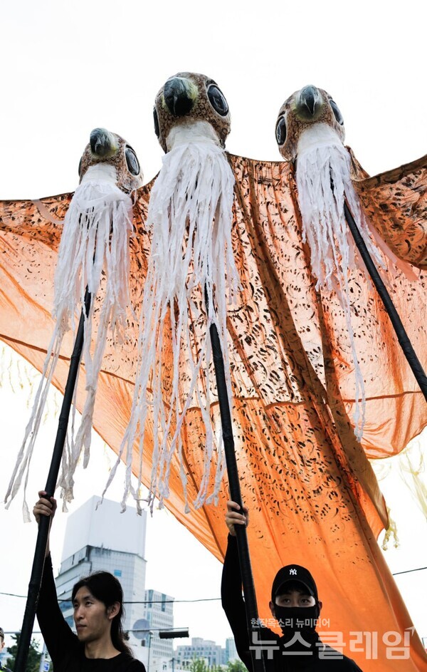 27일 서울 종로구 광화문 동십자각 앞에서 열린 ‘기후정의 행진’ 참가자들이 피켓과 홍보물을 들고 기후위기 대응과 불평등 해소를 촉구하며 도심 행진을 벌이고 있다. 사진=최인기 빈민운동가