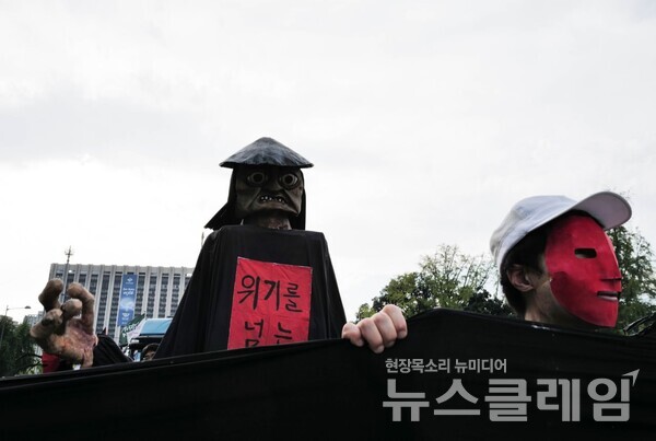 27일 서울 종로구 광화문 동십자각 앞에서 열린 ‘기후정의 행진’ 참가자들이 피켓과 홍보물을 들고 기후위기 대응과 불평등 해소를 촉구하며 도심 행진을 벌이고 있다. 사진=최인기 빈민운동가