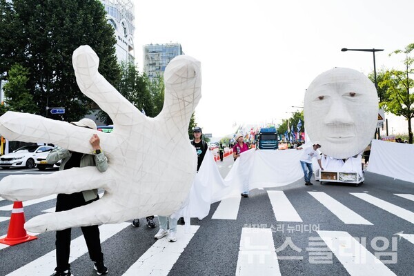 27일 서울 종로구 광화문 동십자각 앞에서 열린 ‘기후정의 행진’ 참가자들이 피켓과 홍보물을 들고 기후위기 대응과 불평등 해소를 촉구하며 도심 행진을 벌이고 있다. 사진=최인기 빈민운동가