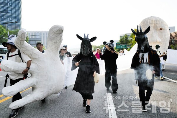 27일 서울 종로구 광화문 동십자각 앞에서 열린 ‘기후정의 행진’ 참가자들이 피켓과 홍보물을 들고 기후위기 대응과 불평등 해소를 촉구하며 도심 행진을 벌이고 있다. 사진=최인기 빈민운동가