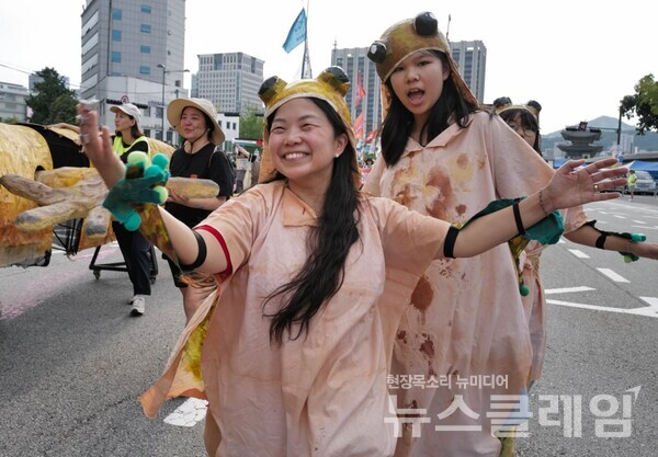 27일 서울 종로구 광화문 동십자각 앞에서 열린 ‘기후정의 행진’ 참가자들이 피켓과 홍보물을 들고 기후위기 대응과 불평등 해소를 촉구하며 도심 행진을 벌이고 있다. 사진=최인기 빈민운동가