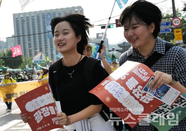 27일 서울 종로구 광화문 동십자각 앞에서 열린 ‘기후정의 행진’ 참가자들이 피켓과 홍보물을 들고 기후위기 대응과 불평등 해소를 촉구하며 도심 행진을 벌이고 있다. 사진=최인기 빈민운동가