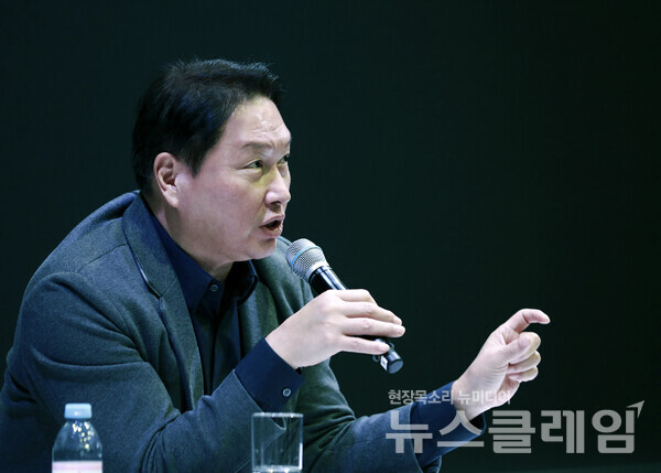 SK그룹(회장 최태원1이 10월 경주에서 열리는 APEC CEO 서밋 공식 부대행사 ‘퓨처테크포럼 AI’를 주관, 반도체·에너지·서비스까지 아우르는 AI 생태계 전략을 세계에 공유한다. SK 제공