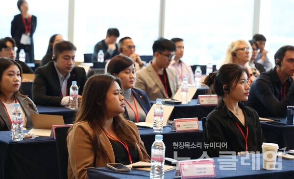 롯데 글로벌 컨퍼런스 참가자들이 롯데그룹의 역사와 경영철학에 관한 강의를 듣고 있다. 롯데지주 제공