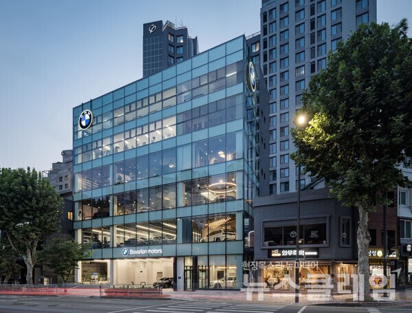 BMW 그룹 코리아(대표이사 한상윤)의 공식 딜러사인 바바리안 모터스가 BMW 마포 전시장을 확장해 이전했다. BMW 그룹 코리아 제공