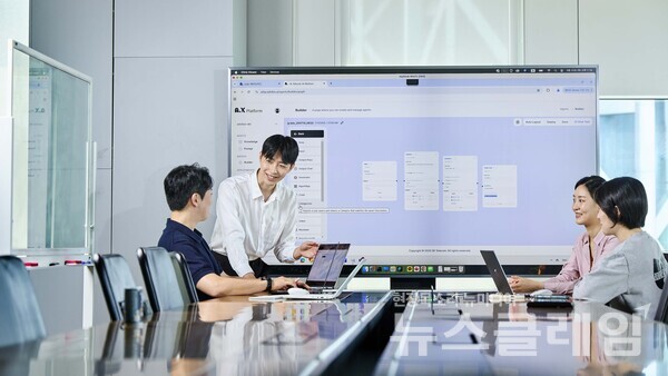 SK텔레콤(대표이사 CEO 유영상) 구성원들이 ‘에이닷 비즈’를 활용해 업무를 진행하고 있다. SK텔레콤 제공