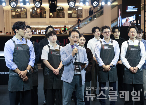 동서식품(대표 김광수)이 지난 27일 개최한 ‘2025 카누 바리스타 챔피언십’ 결선 개막식에서 동서식품 박영순 부사장이 인사말을 하고 있다. 동서식품 제공