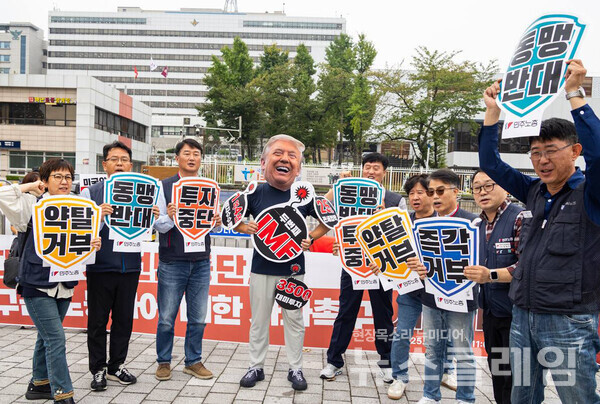30일 오전 서울 용산 대통령실 앞에서 진행된 '대미투자 전면 중단, 구금 노동자에 대한 사과 촉구! 시국 기자회견'. 사진=서비스연맹