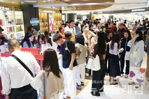 지난 29일 오후 서울시 중구에 위치한 롯데면세점 명동본점에 중국 텐진에서 출발한 드림호 크루즈 단체가 방문했다. 롯데면세점 제공