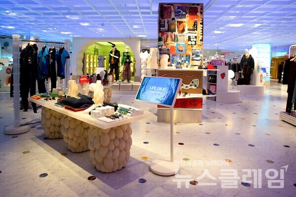 '예술의 순환성'을 주제로 진행되는 이번 전시에서 LG 스탠바이미 2가 쁘렝땅 백화점 곳곳에 설치돼, 참여 브랜드의 스토리를 담은 영상 콘텐츠를 선보이고 있다. LG전자 제공