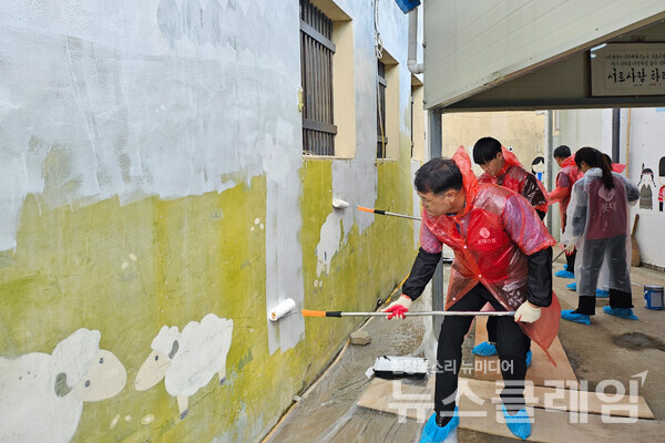 롯데건설 윤수준 영남지사장(맨 앞)과 임직원들이 아동복지시설 개선 봉사활동에 참여하고 있다. 롯데건설 제공