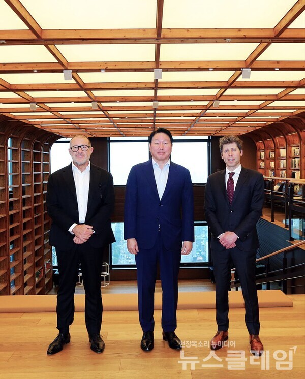 최태원 SK 그룹 회장(가운데)과 샘 올트먼 OpenAI CEO(오른쪽), 조나단 아이브 OpenAI 크리에이티브 헤드 (Creative Head) (왼쪽)가 1일 서울 종로구 SK서린빌딩에서 기념 촬영을 하고 있다. SK그룹 제공