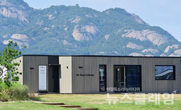 LG 스마트코티지 16평형 신모델이 서울 종로구 ‘열린송현 녹지광장’에 설치된 모습. LG전자 제공