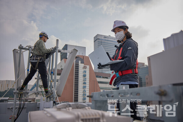SKT와 SK오앤에스 엔지니어가 고속터미널역 인근에서 통신장비를 점검하고 있다. SKT 제공