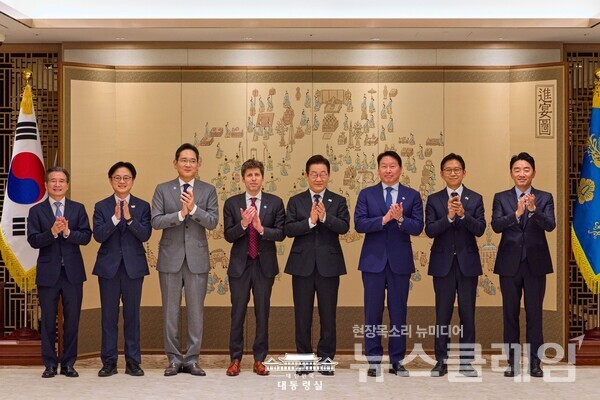 초대형 AI·반도체 투자를 촉진하기 위한 금산분리 규제의 한시적·조건부 완화와 공적 안전장치 병행을 둘러싼 혁신과 금융안정의 균형 논쟁이 뜨거워지고 있다. 사진=대통령실