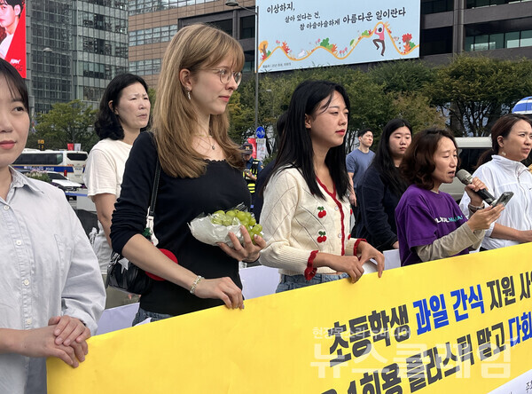 환경운동연합이 1일 오전 광화문 이순신 장군 동상 앞에서 기자회견을 열고 "초등학생 과일 간식 지원 사업, 인체에 해로운 1회용 플라스틱 말고 다회용으로 제공하라"고 촉구했다. 사진=환경운동연합