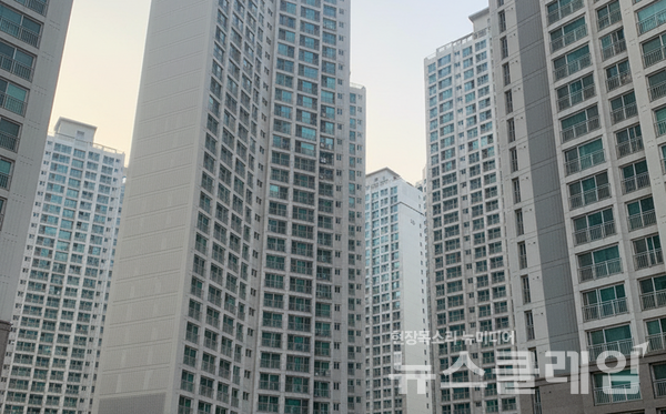 재정 적자 우려 속에도 시민 다수는 부동산 감세 복원과 주식투자소득 과세에는 비교적 우호적이지만 정부 지출 확대에는 신중한 입장을 보였다는 여론이 확인됐다. 뉴스클레임DB