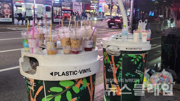 플라스틱컵과 종이컵 등 1회용품이 여전히 테이블마다 쌓여 시민과 업주 모두의 고민을 키운다. 사진=환경운동연합