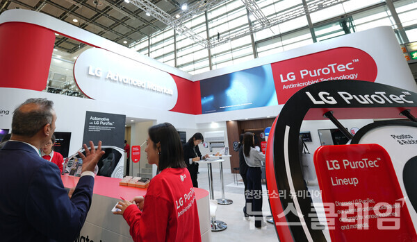 LG전자(대표이사 조주완)가 독일에서 8일(현지시간)부터 열리고 있는 K 2025에 참가해 항균 기능성 소재 ‘퓨로텍(PuroTec™)’을 선보였다. LG전자 제공