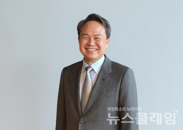 경쟁보다 신뢰, 효율보다 윤리적 실행을 중시하는 진옥동 신한금융지주 회장이 그룹 전 계열사 CEO들과 함께 정보보호 교육에 참석해 AI 시대 금융의 새로운 리더십과 실행력을 보여주고 있다. 사진=신한금융지주