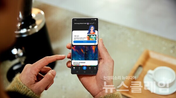 삼성전자(대표이사 전영현)가 '삼성 글로벌골즈 앱'을 통해 지난 6여년 동안 누적 기부금 2200만 달러를 돌파하며 '유엔의 날'의 취지인 국제 평화와 안전한 사회 건설이라는 사회적 가치를 실현하고 있다. 삼성전자 제공