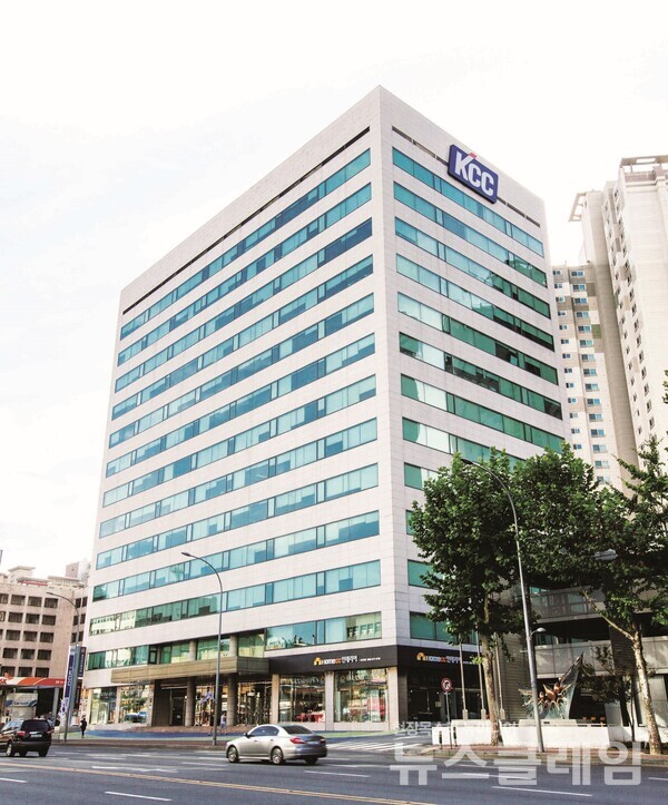 KCC(대표 정재훈)가 동반성장위원회와 대중소기업 양극화 해소를 위한 ‘협력기업 생태계 강화 협약’을 서면으로 체결했다. KCC 제공