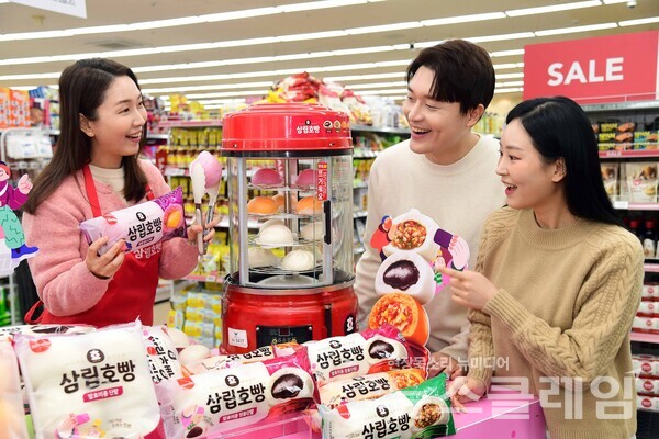 짧아진 가을과 이른 한파에 발맞춰 SPC(회장 허영인) 삼립, 이마트(대표 한채양), 세븐일레븐(대표 김홍철), 영원아웃도어(대표 성기학) 노스페이스 등 유통 및 식품업계가 겨울 맞춤형 신제품과 다양한 행사를 발빠르게 선보이고 있다. SPC삼립 제공