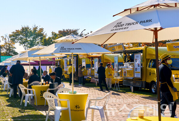 'KB착한푸드트럭’ 사장님들이 경주 예술의 전당에서 진행되는 ‘APEC CEO 서밋’ 현장에 마련된 ‘KB 푸드트럭 파크’에서 식음료를 제공하고 있다. KB금융그룹 제공