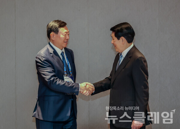 지난 30일 신동빈 롯데 회장은 르엉 끄엉 베트남 국가주석을 만나 베트남 현지 사업에 대한 협력방안을 모색했다. 롯데지주 제공