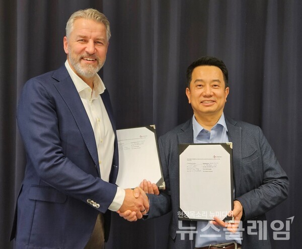 파트너십 체결식에서 기념사진 촬영을 하고있는 정혁성 CJ제일제당 BMS본부장(오른쪽)과 프레드릭 베리에고르 BIQ머티리얼즈 회장. CJ제일제당 제공