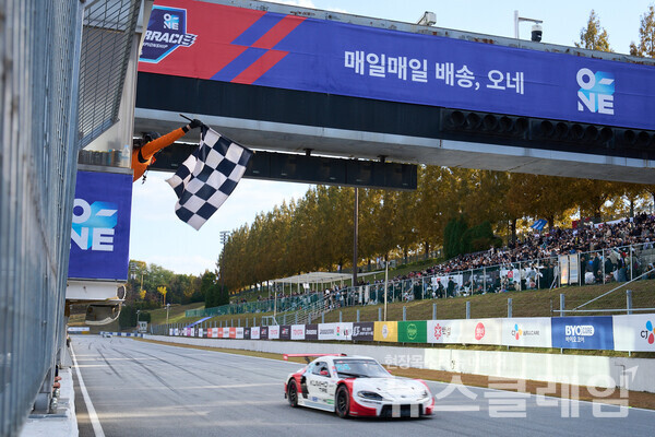 금호 SL모터스포츠팀 이창욱 선수가 '2025 오네(O-NE) 슈퍼레이스 챔피언십' 토요타 가주 레이싱 6000 클래스 최종 9라운드에서 체커키를 받으며 시즌 5승을 달성했다. 금호타이어 제공