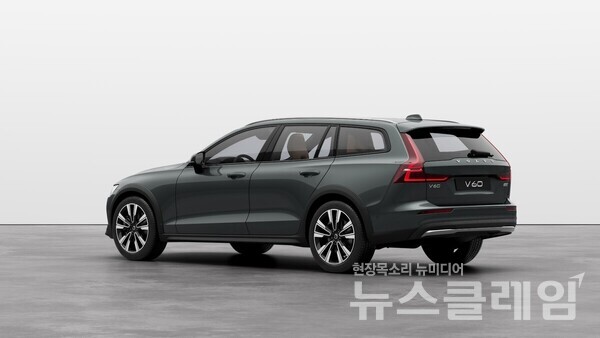 볼보자동차코리아(대표 이윤모)가 스칸디나비아 디자인 철학과 자연의 감성을 결합한 한정판 모델, ‘V60CC 포레스트 레이크 에디션(Forest Lake Edition)’을 10대 한정 출시한다. 볼보자동차코리아 제공