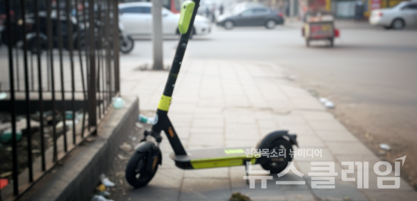 공유 킥보드 관련 중상해·사망 사고가 반복되고 있지만, 업체들은 책임을 회피하고 피해자는 보상받기 어려운 현실에 고통을 호소하고 있다. 뉴스클레임DB