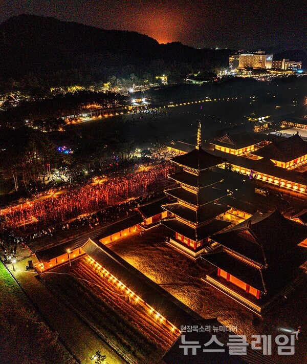 롯데리조트부여가 충청남도와 협업해 오는 8일 백제문화단지의 상징인 능사에서 ‘제2회 낙화놀이’를 개최한다. 롯데호텔앤리조트 제공