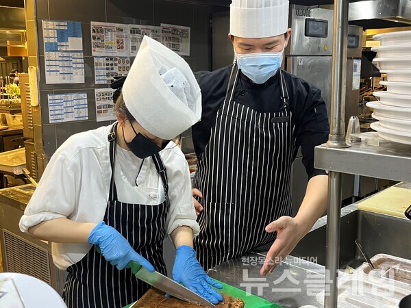 이랜드이츠(대표이사 황성윤)의 애슐리퀸즈가 꾸준한 출점 속도에 맞춰 ‘젊은 인재 영입’과 ‘성과에 따른 리더 육성’을 강화하고 있다. 이랜드이츠 제공