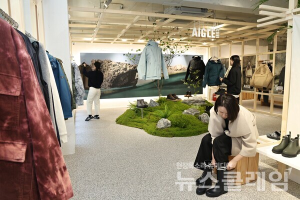 롯데홈쇼핑(대표 김재겸)이 내달 31일까지 서울 용산구 한남동 패션거리에서 프랑스 아웃도어 브랜드 ‘AIGLE(에이글)’의 겨울 신상품을 선보이는 초대형 팝업스토어를 운영한다. 롯데홈쇼핑 제공