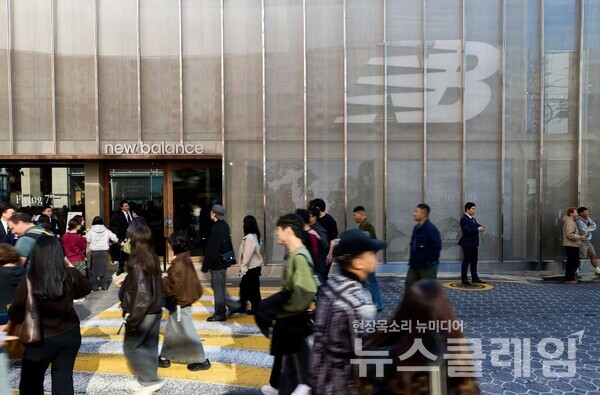 이랜드 뉴발란스, 플라잉77구스다운 성수 팝업스토어. 이랜드월드 제공