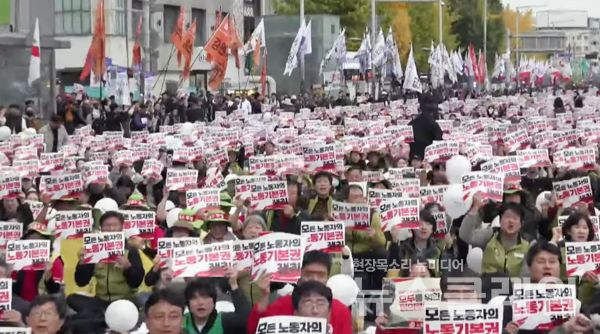 지난 8일 오후 서울 중구 장충단로 동대문디자인플라자 앞에서 열린 ‘전태일열사 정신계승 2025 전국노동자대회’. 사진=민주노총