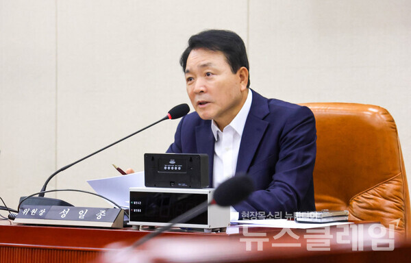 김기현 국민의힘 의원의 배우자가 김건희 여사에게 100만원대 명품 가방을 선물한 사실이 알려진 가운데, 성일종 국민의힘 의원이 “100만원 정도 되는 백이 무슨 뇌물이냐”고 발언했다. 사진=성일종 페이스북