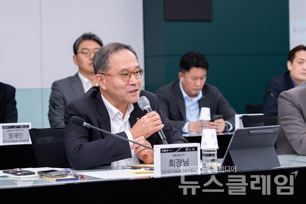 NH농협금융은 지난 10일 서울 서대문구 본사에서 지주 및 자회사 고객전략 담당 임직원 60여 명이 참석한 가운데'2025년 제3차 농협금융 고객전략협의회'를 개최했다. 이찬우 회장이 회의를 주재하고 있다. NH농협금융 제공