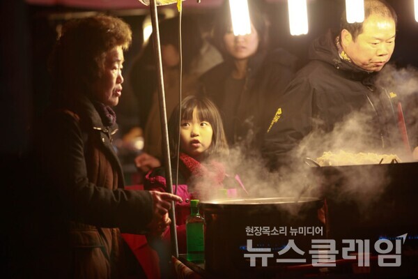 밀가루 등 원재료가 인상된 가운데 장사하고 있는 노점상의 모습. 사진=최인기 빈민운동가