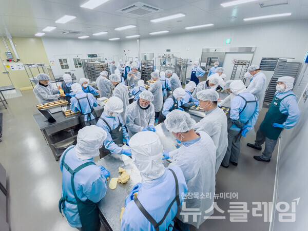 전영현 대표이사 등 삼성전자 DS부문 경영진들이 지난 10일 경기 용인시 장애인표준사업장 '희망별숲'을 찾아 쿠키 만들기 봉사에 참여했다. 삼성 제공