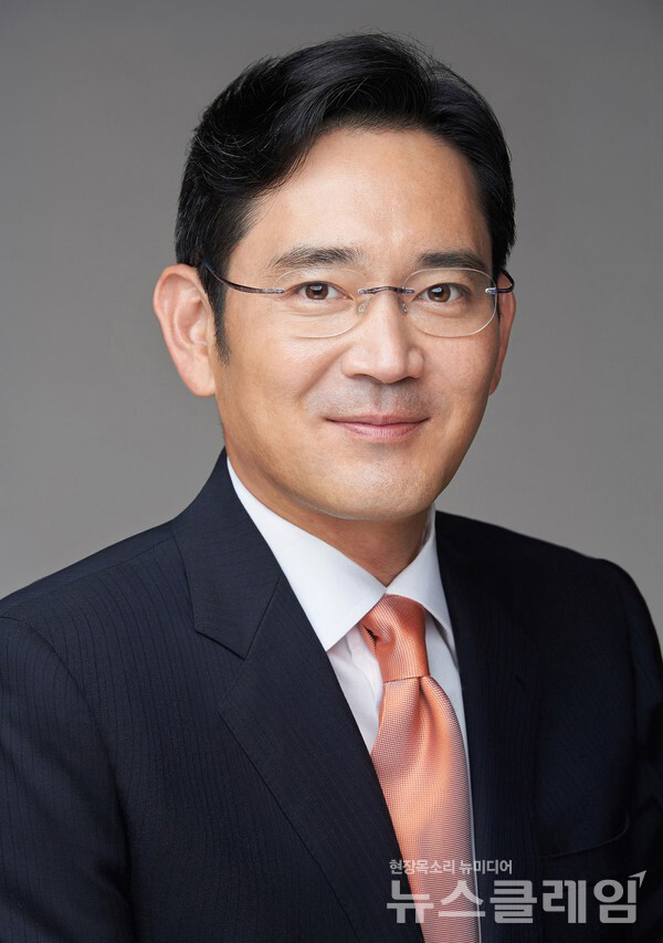 이재용 삼성전자 회장이 지난 13일 저녁 서울 한남동 승지원에서 올라 칼레니우스 메르세데스-벤츠 회장과 만찬을 하며 전장 부품 등 미래 모빌리티 기술 관련 협력 방안을 논의했다. 삼성전자 제공