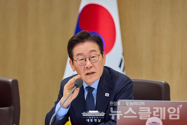 이재명 대통령이 14일 한미 관세·안보 협상의 결과물인 '조인트 팩트시트'(공동 설명 자료) 내용이 최종 합의됐다고 발표했다. 사진=대통령실