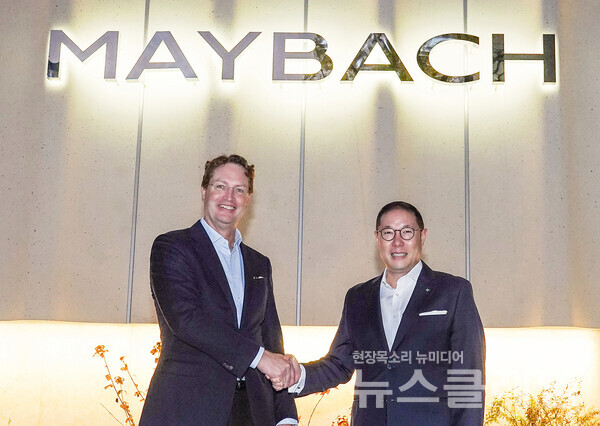 조현상 HS효성 부회장(오른쪽)과 올라 칼레니우스 메르세데스-벤츠 그룹 이사회 의장 겸 CEO(왼쪽)가 13일 서울 강남구 마이바흐 브랜드센터 서울에서 기념촬영을 하고 있다. HS효성 제공