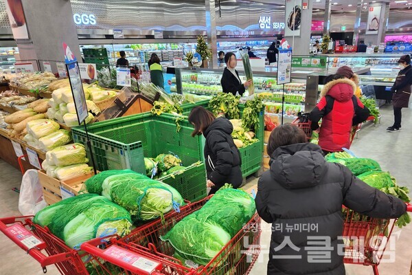 롯데마트 제타플렉스 서울역점 농산 매장 전경. 롯데쇼핑 제공