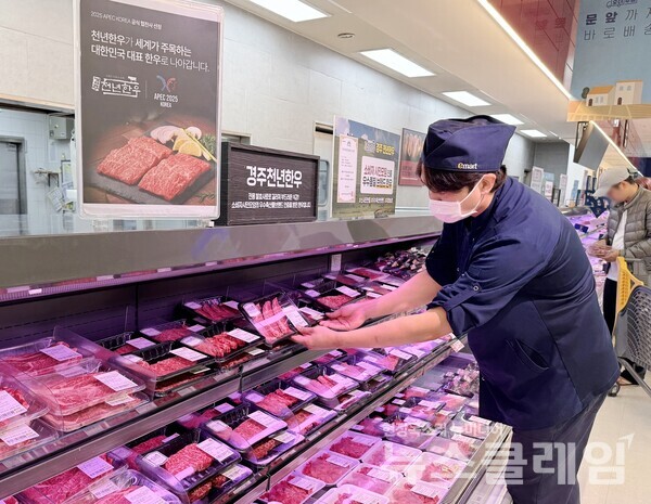 이마트가 16일까지 최근 높은 인기를 끌고 있는 경주 ‘천년한우’ 전 품목을 최대 50% 할인한다. 이마트 제공